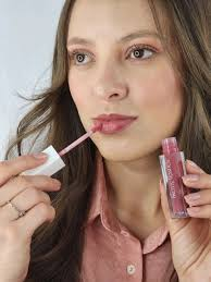 Belonger aplicando gloss rosa da Belong Be