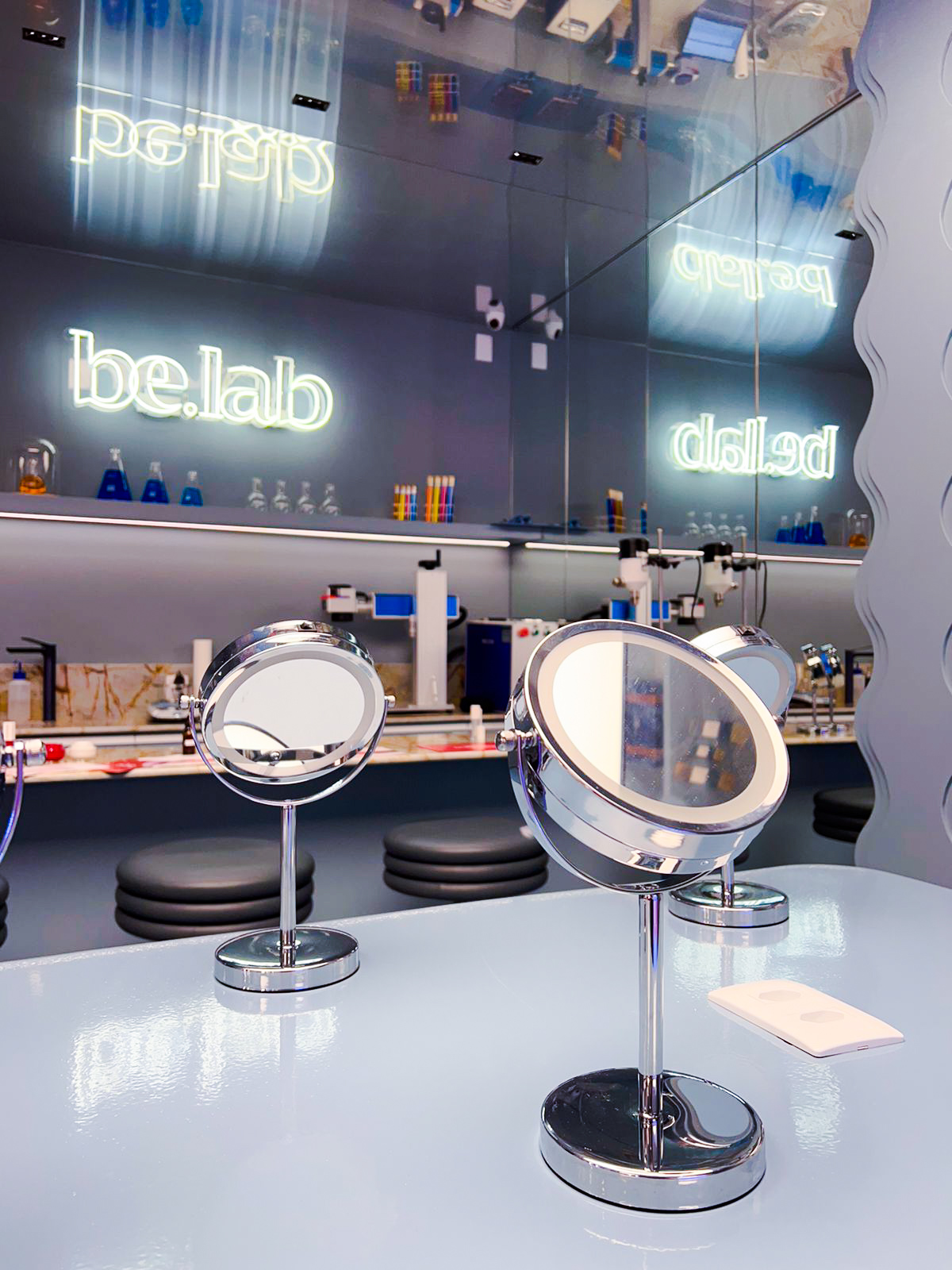 Espelhos de maquiagem no be.lab da Belong Be