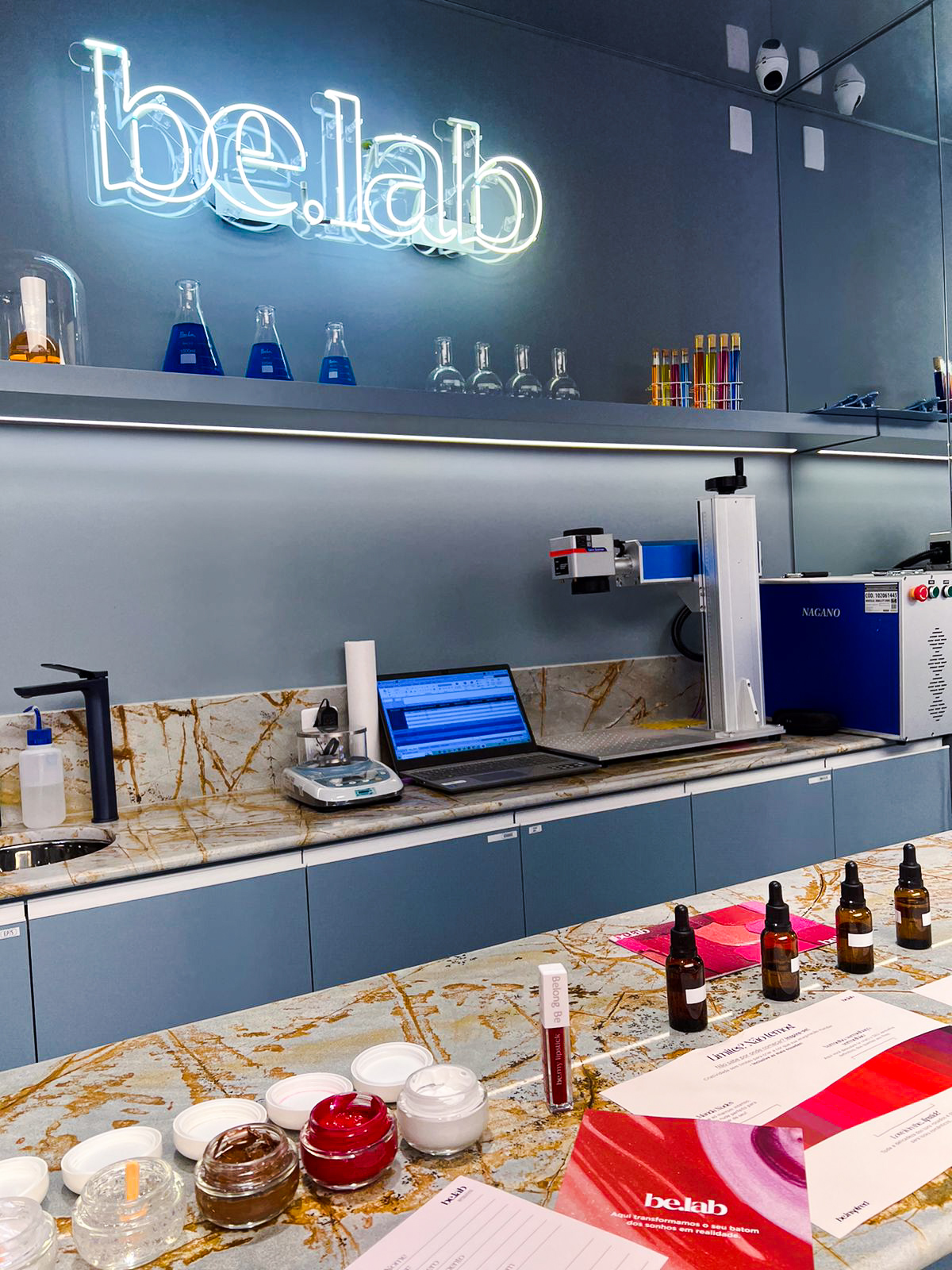 Laboratório be.lab com letreiro de neon aceso