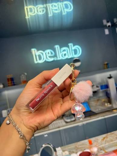 Berry lipstick da Belong Be com chaveiro peludo no be.lab