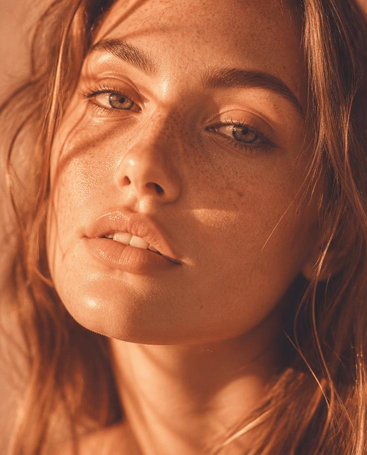 Belonger de pele clara com sardas em luz dourada